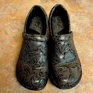 Very lightly worn. I just found another pair I like better.